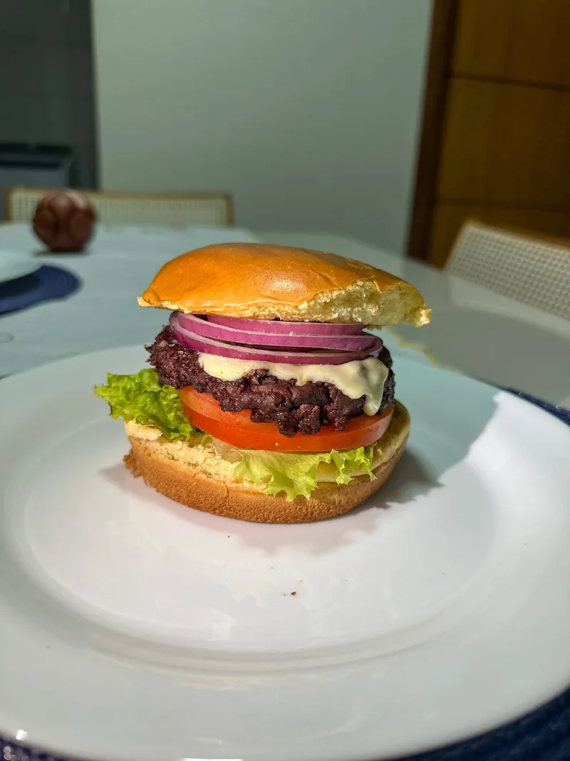 Hambúrguer com salada servido no prato