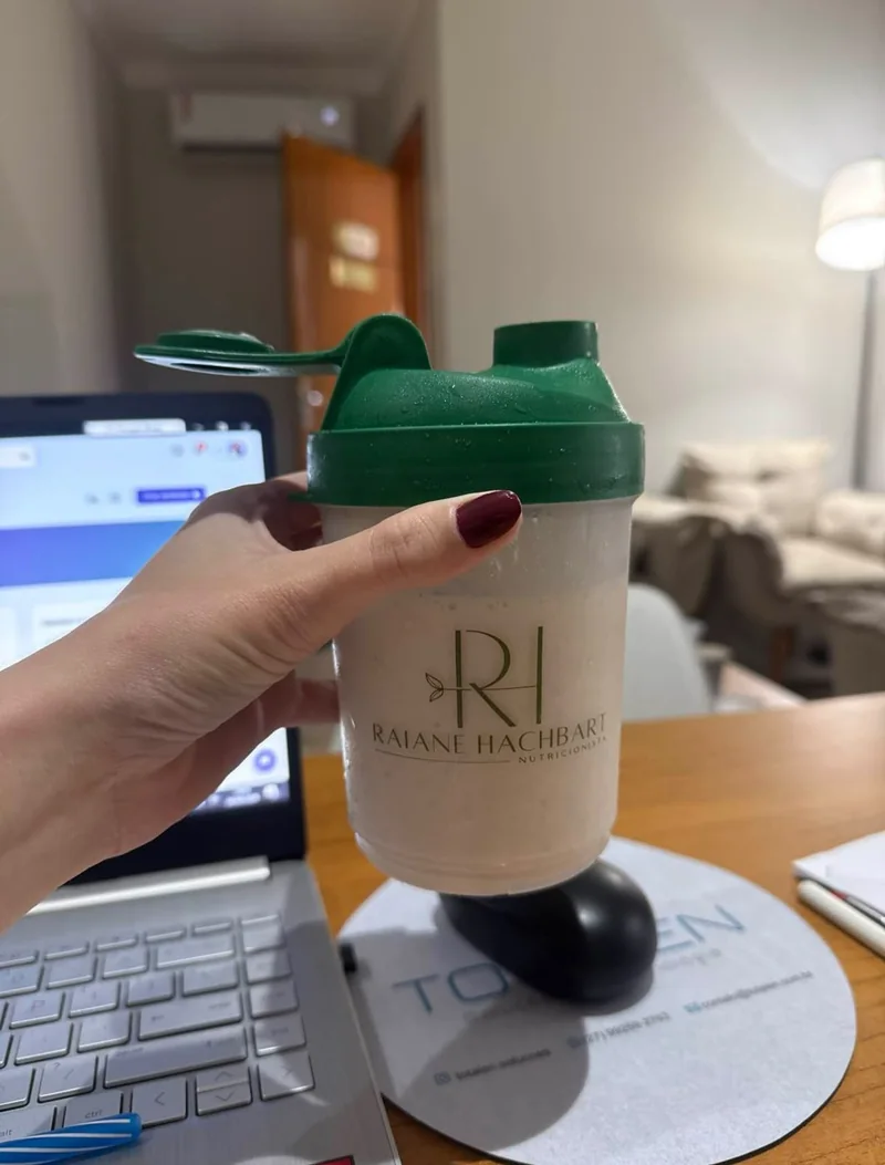 Bebida em coqueteleira personalizada durante a rotina de trabalho