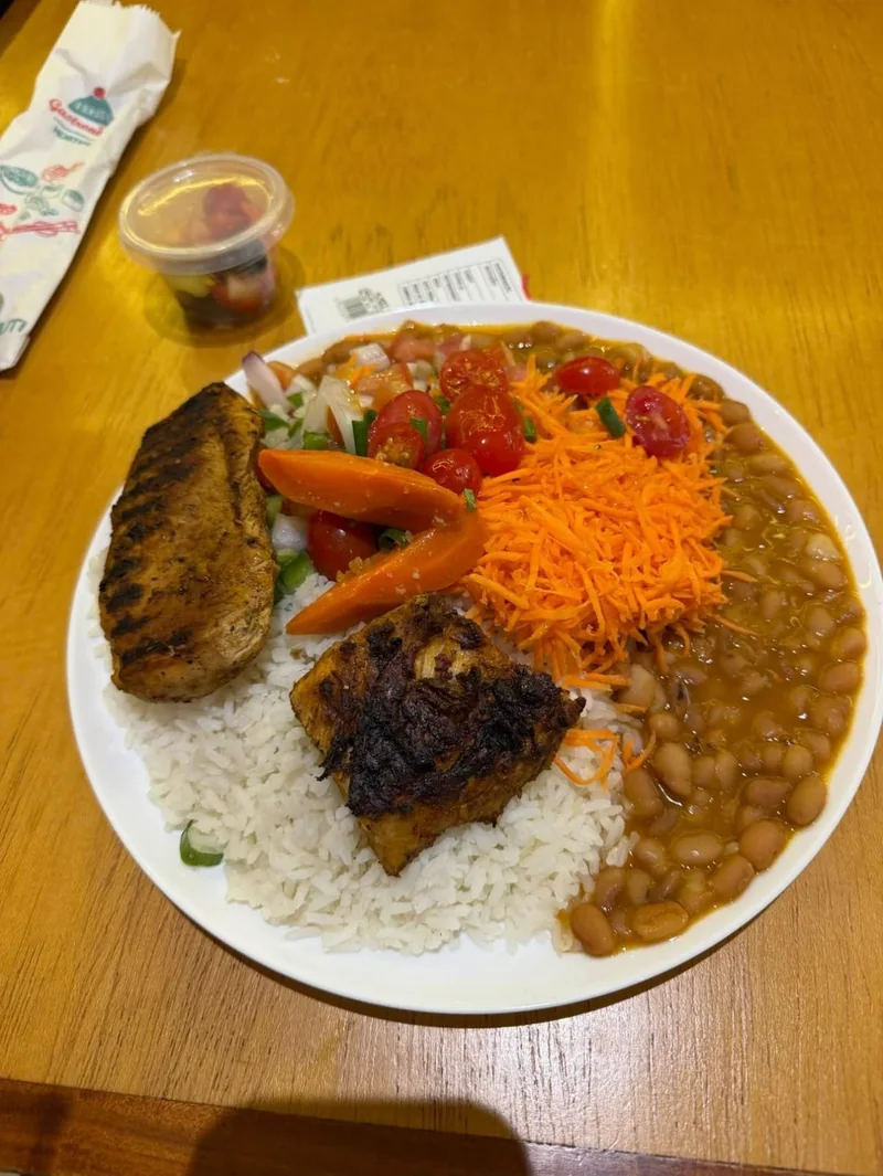 Prato com arroz, feijão, carnes e salada