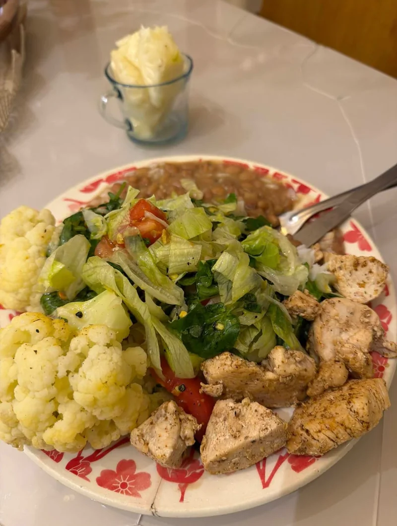 Prato com frango, salada, couve-flor e feijão