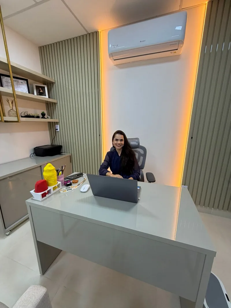 Raiane Hachbart durante o atendimento em seu consultório