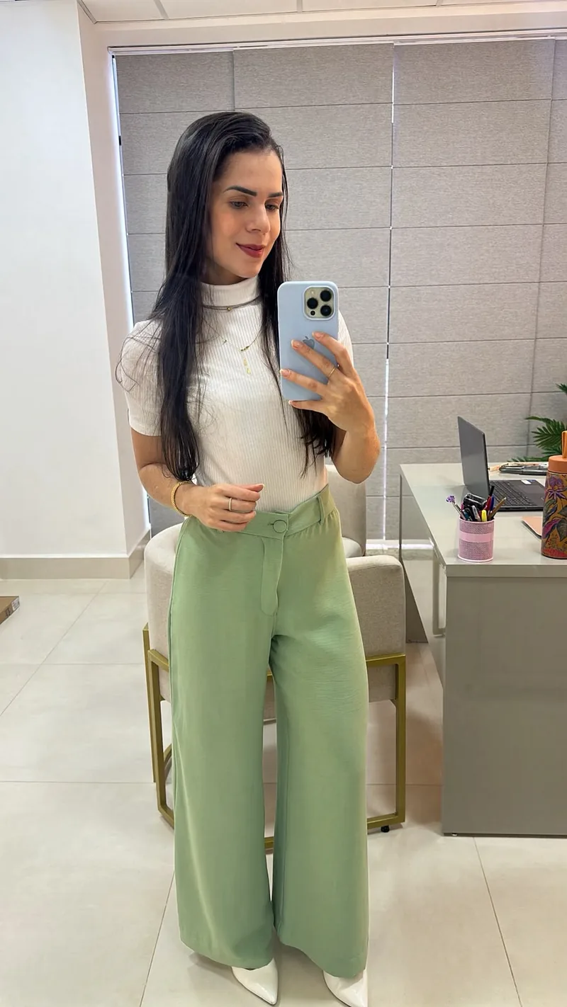 Raiane Hachbart em seu consultório em Pancas